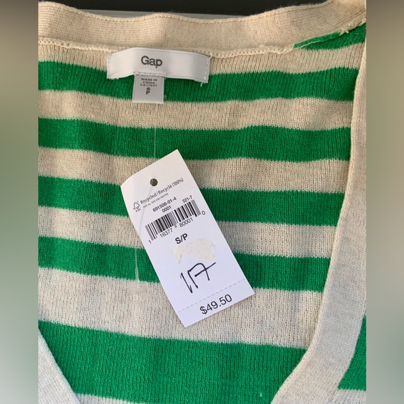 Super soft NWT, Gap pullover. Size small - Picture 5 of 9